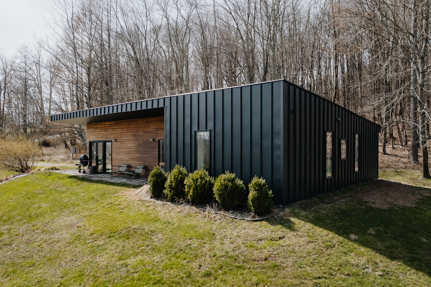 Casa modular contemporánea en un paisaje natural