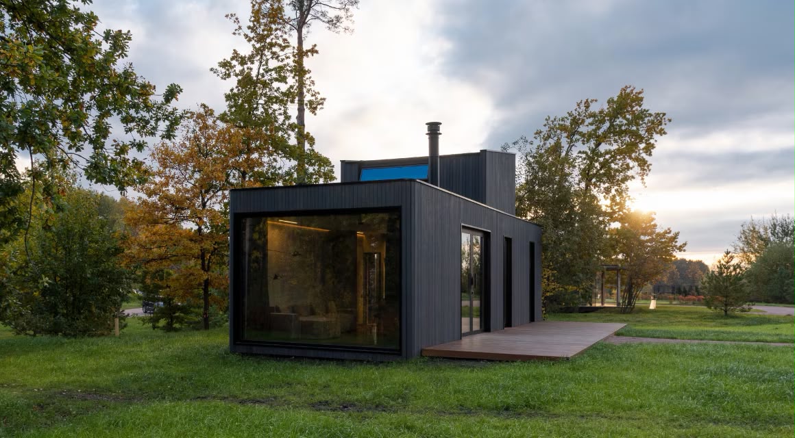 Casa prefabricada moderna en un entorno natural al atardecer